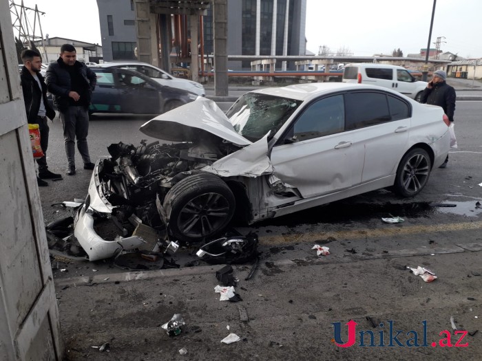Bakıda QƏZA: "BMW" yararsız hala düşdü - VİDEO